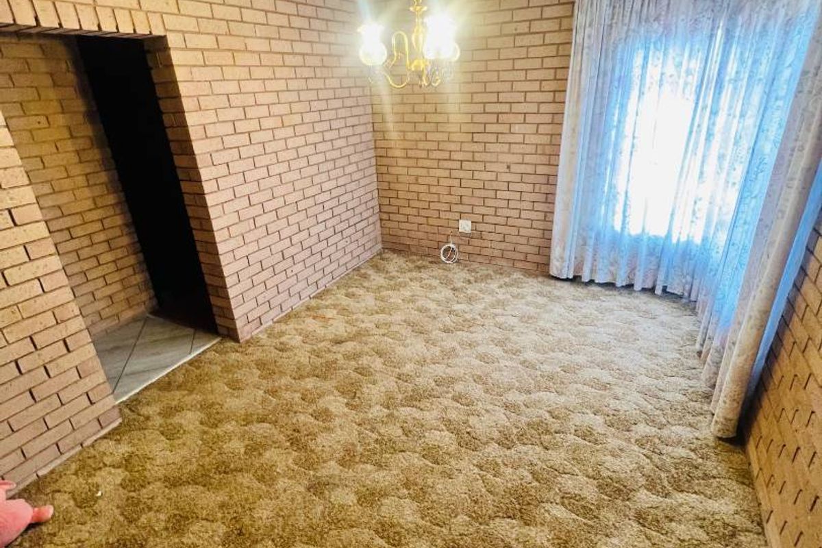 4 Bedroom 2 Bathroom House for Sale in Danville - Photo 5