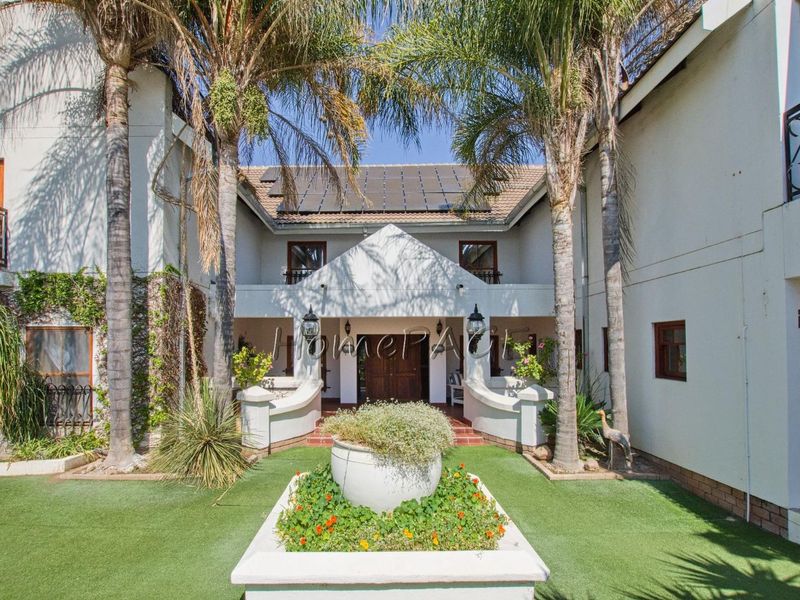 Otjiwarongo: Magnificent 4 Bedr Double Storey Villa for Sale - Photo 2