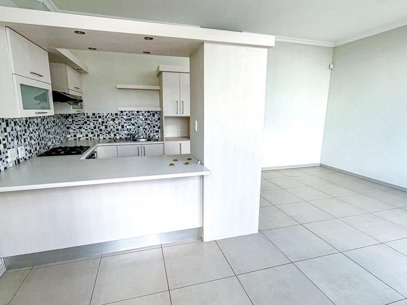 EXECUTIVE THREE-STOREY RESIDENCE - Photo 8