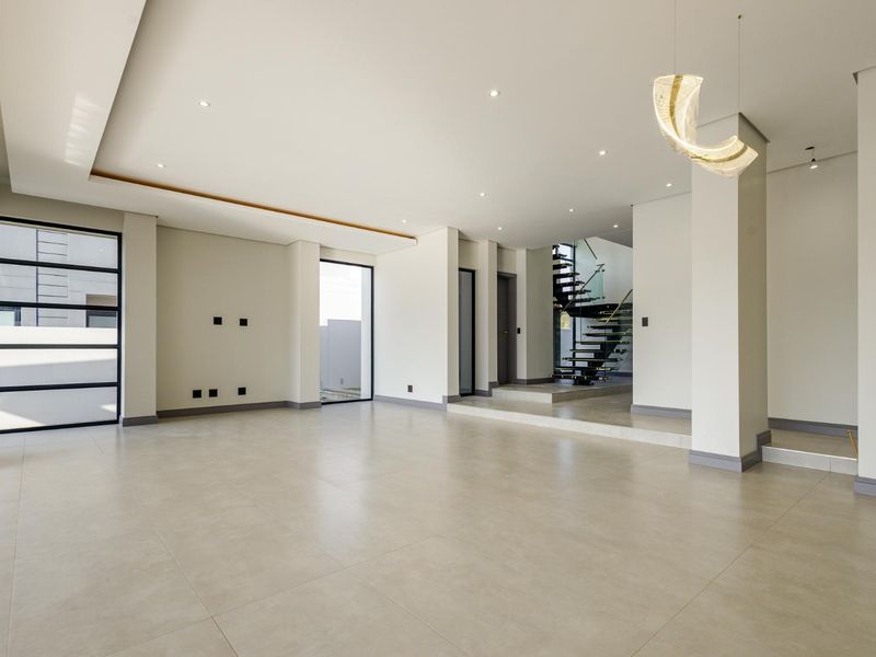 Where Estate Luxury Meets Modern Elegance - Photo 4