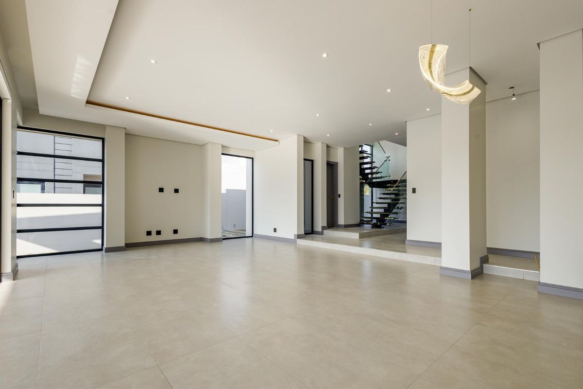 Where Estate Luxury Meets Modern Elegance - Photo 4