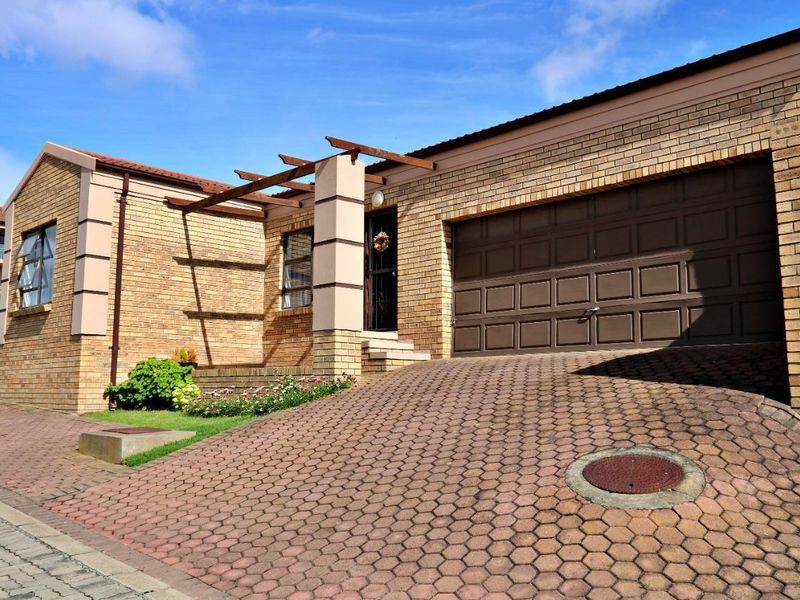 Low maintenance townhouse on sought after area - Photo 3