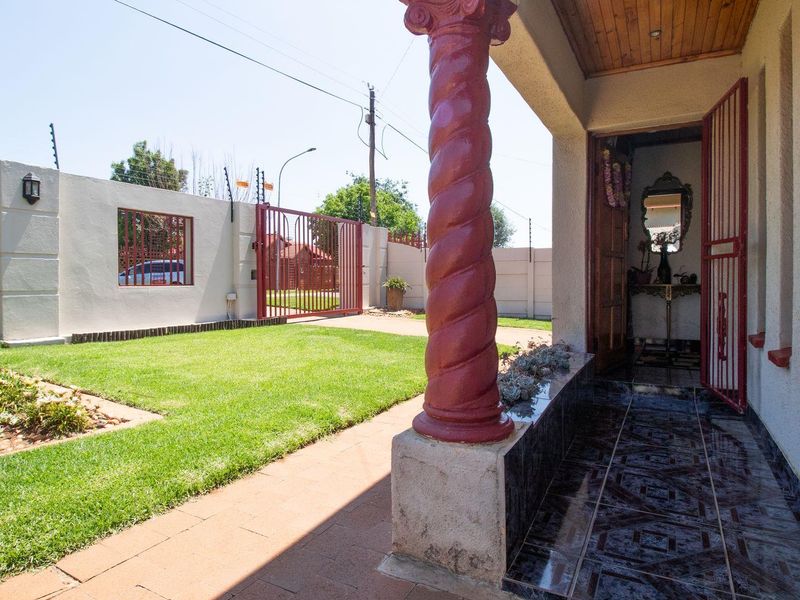 Security & Serenity at its best! Immaculate 3 Bedroom home - Photo 4
