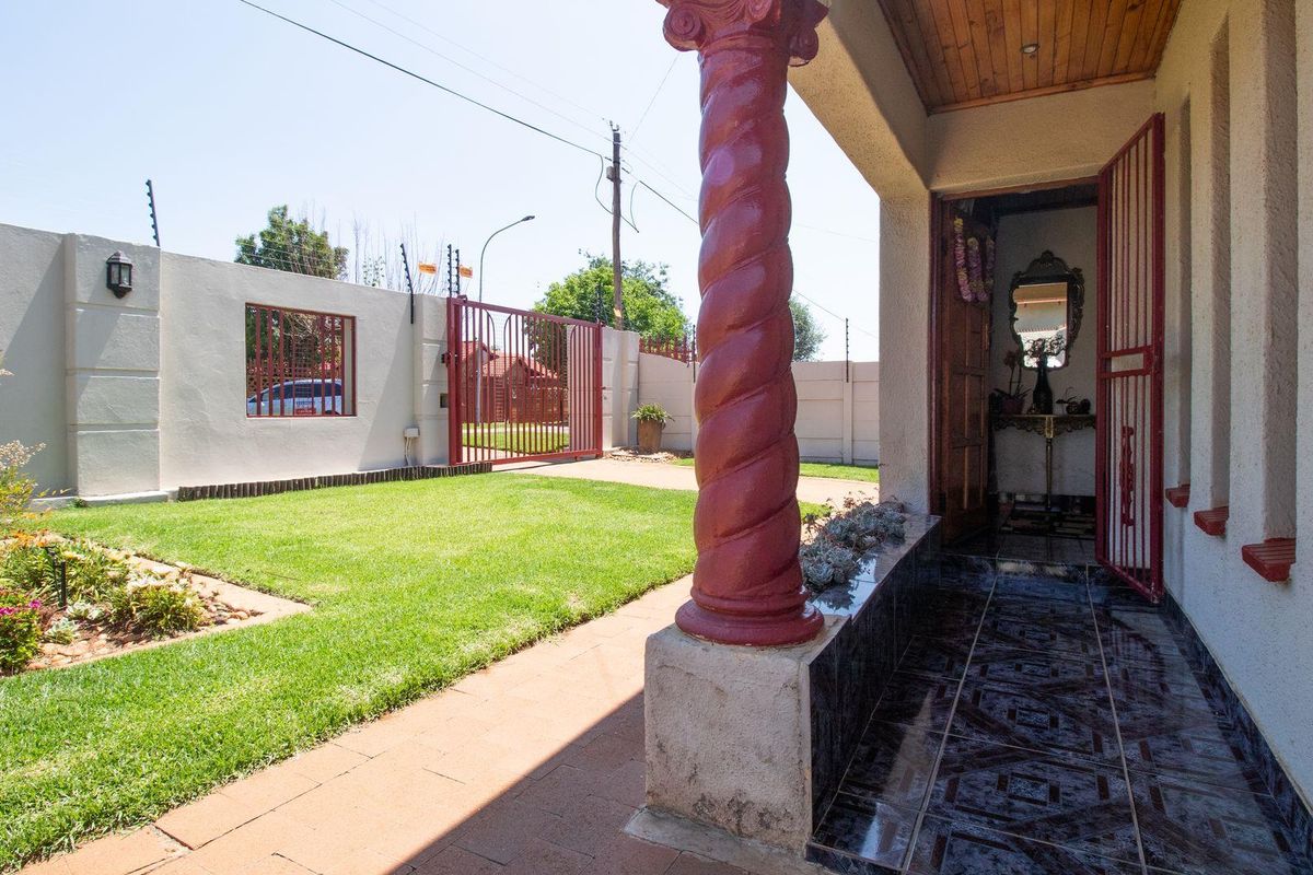 Security & Serenity at its best! Immaculate 3 Bedroom home - Photo 4