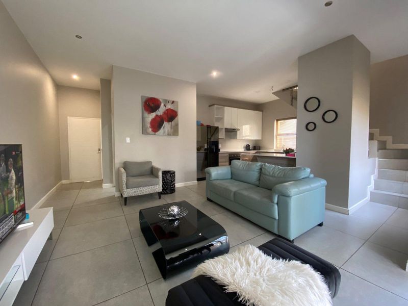 Spacious 3-Bedroom, 2-Bathroom Home with Double Garage and Private Garden - Photo 3