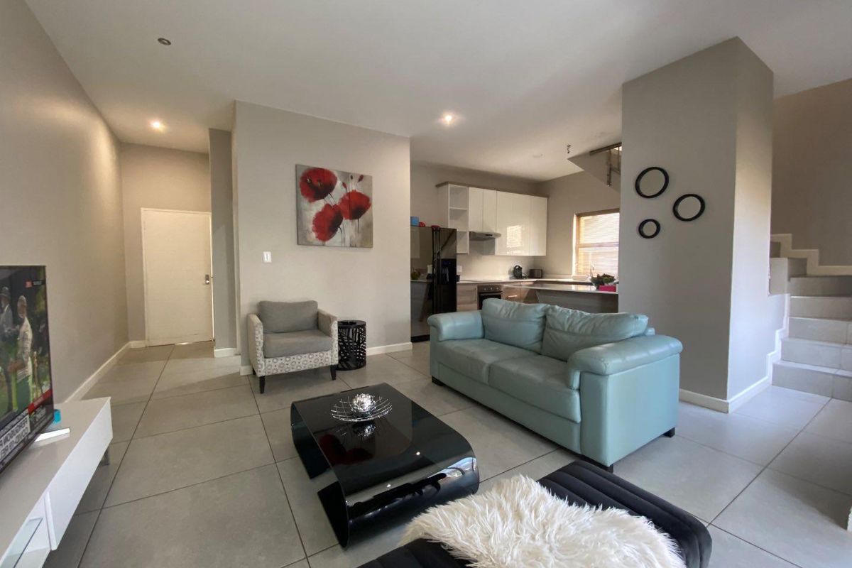 Spacious 3-Bedroom, 2-Bathroom Home with Double Garage and Private Garden - Photo 3