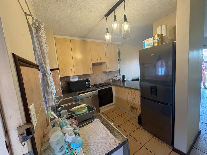 Charming 2-Bedroom Garden Unit in Secure Estate - Photo 3