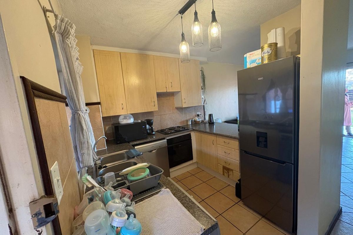 Charming 2-Bedroom Garden Unit in Secure Estate - Photo 3