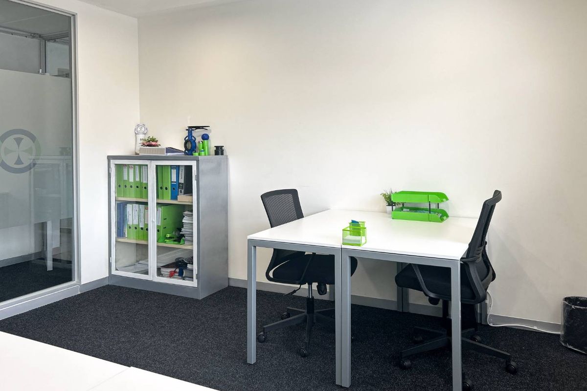 Private office space for 2 persons in Regus Secure Office Park - Photo 2