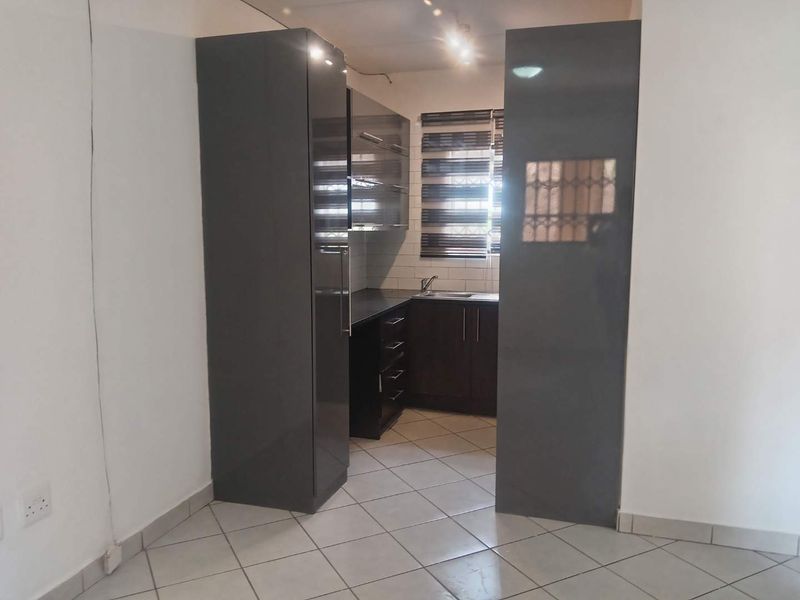 TWO BEDROOM TOWNHOUSE FOR SALE IN DAWN PARK - Photo 5