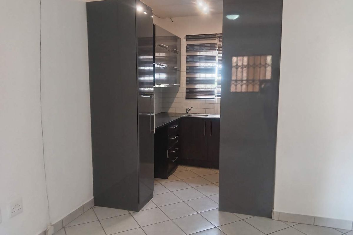 TWO BEDROOM TOWNHOUSE FOR SALE IN DAWN PARK - Photo 5