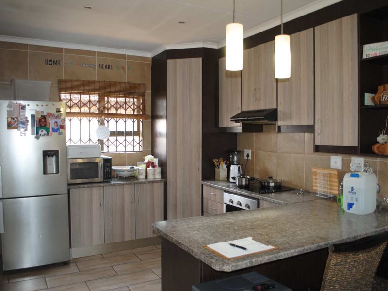 Secure Modern Contemporary Townhouse low levies. - Photo 9
