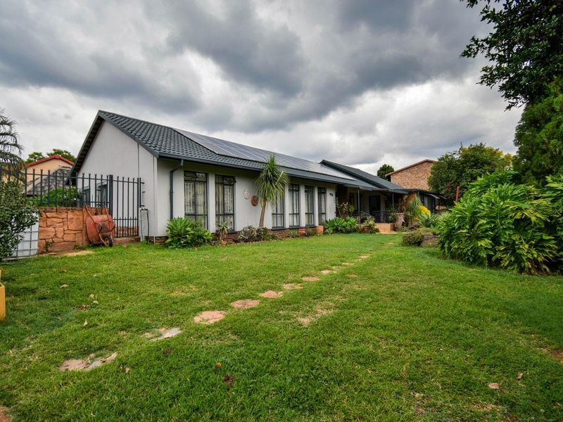 Family home with Borehole, Solar system and Flat on a large stand – Magalieskruin - Photo 2