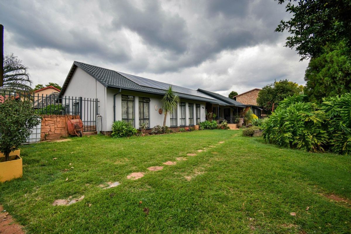 Family home with Borehole, Solar system and Flat on a large stand – Magalieskruin - Photo 2