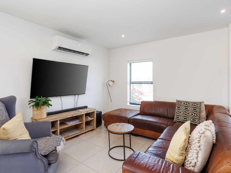 Three-Bedroom Family Home to Rent in Paarl Valleij Lifestyle Estate & Farm - Photo 6