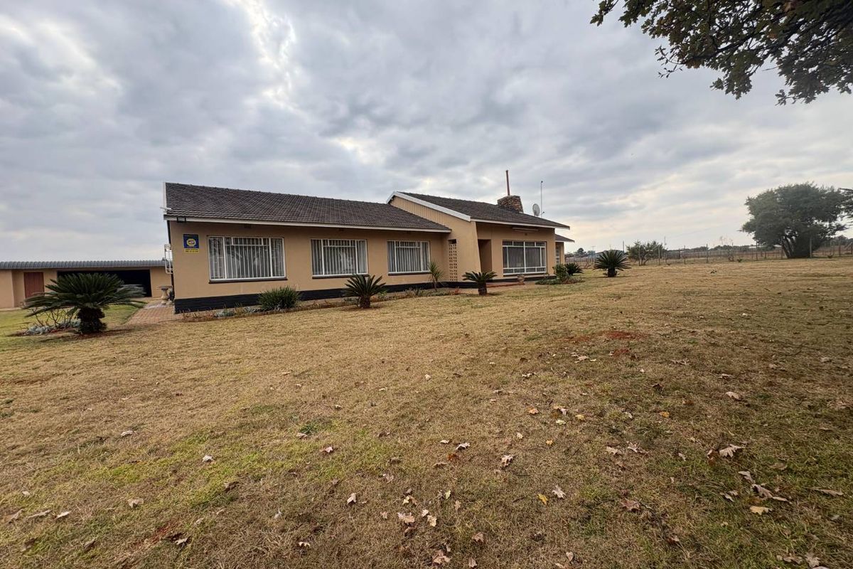 1.4ha Smallholding with Main Residence, Flatlet & Extensive Outbuildings - Photo 3
