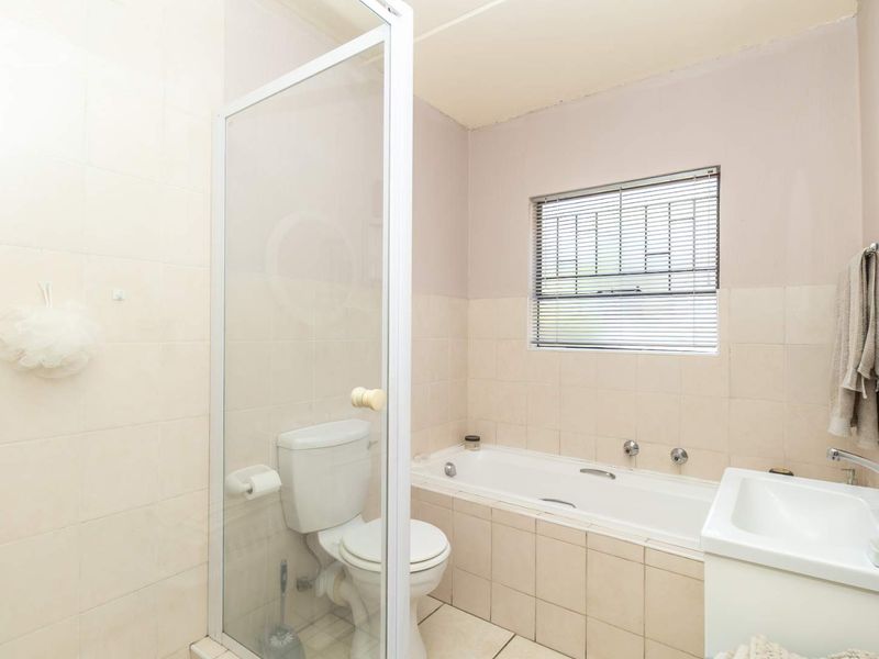 Charming Two Bedroom  Apartment in Amorosa - Photo 6