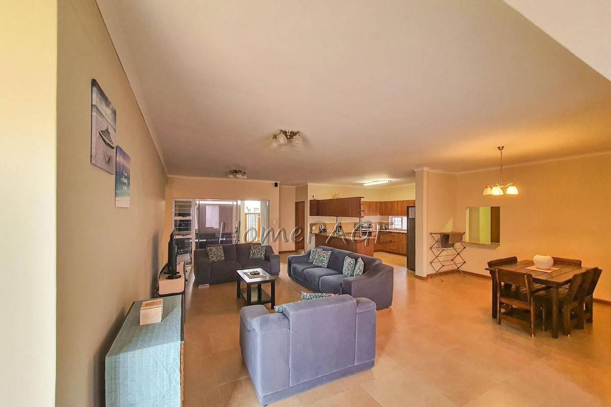 Ext 11, Henties Bay:  4 Bedr Entertainers dream is for Sale - Photo 5