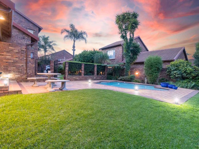 AN OASIS TO CALL HOME FOR THE LARGE FAMILY - Photo 2