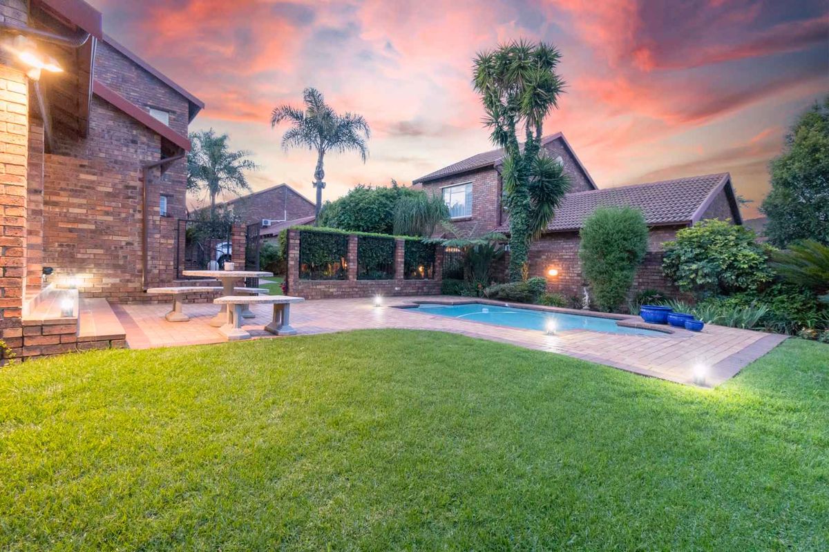 AN OASIS TO CALL HOME FOR THE LARGE FAMILY - Photo 2