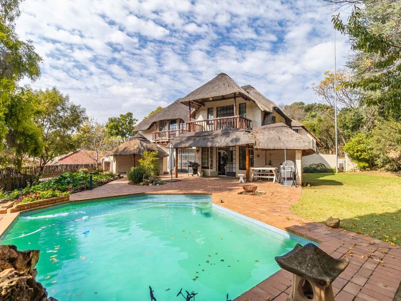 Large 3 bedroom Family Home with Flatlet, Study/Office & Pool on a 1,390m2 Stand in Boskruin. - Photo 1