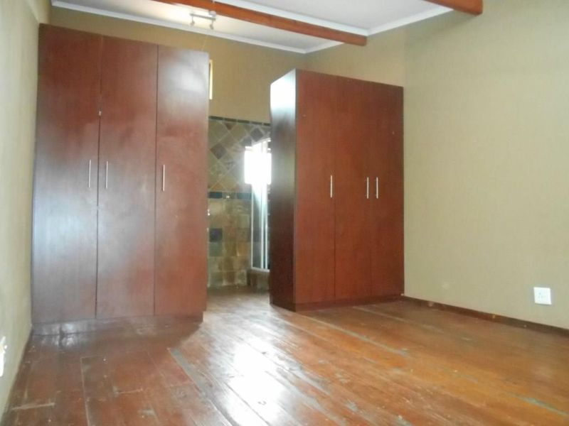 EXCLUSIVE MANDATE ON THIS 3 BEDROOM HOUSE WITH 5 FLATS PROUDLY ADVERTIZE BY KARIS PROPERTIES. - Photo 6