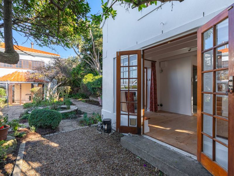 Elevated Coastal Charm with Unmatched False Bay Views for Rent Long Term - Photo 4