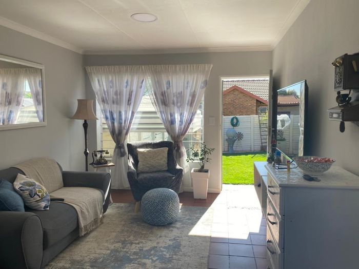 Property #2472996, Townhouse For Sale in Highveld
