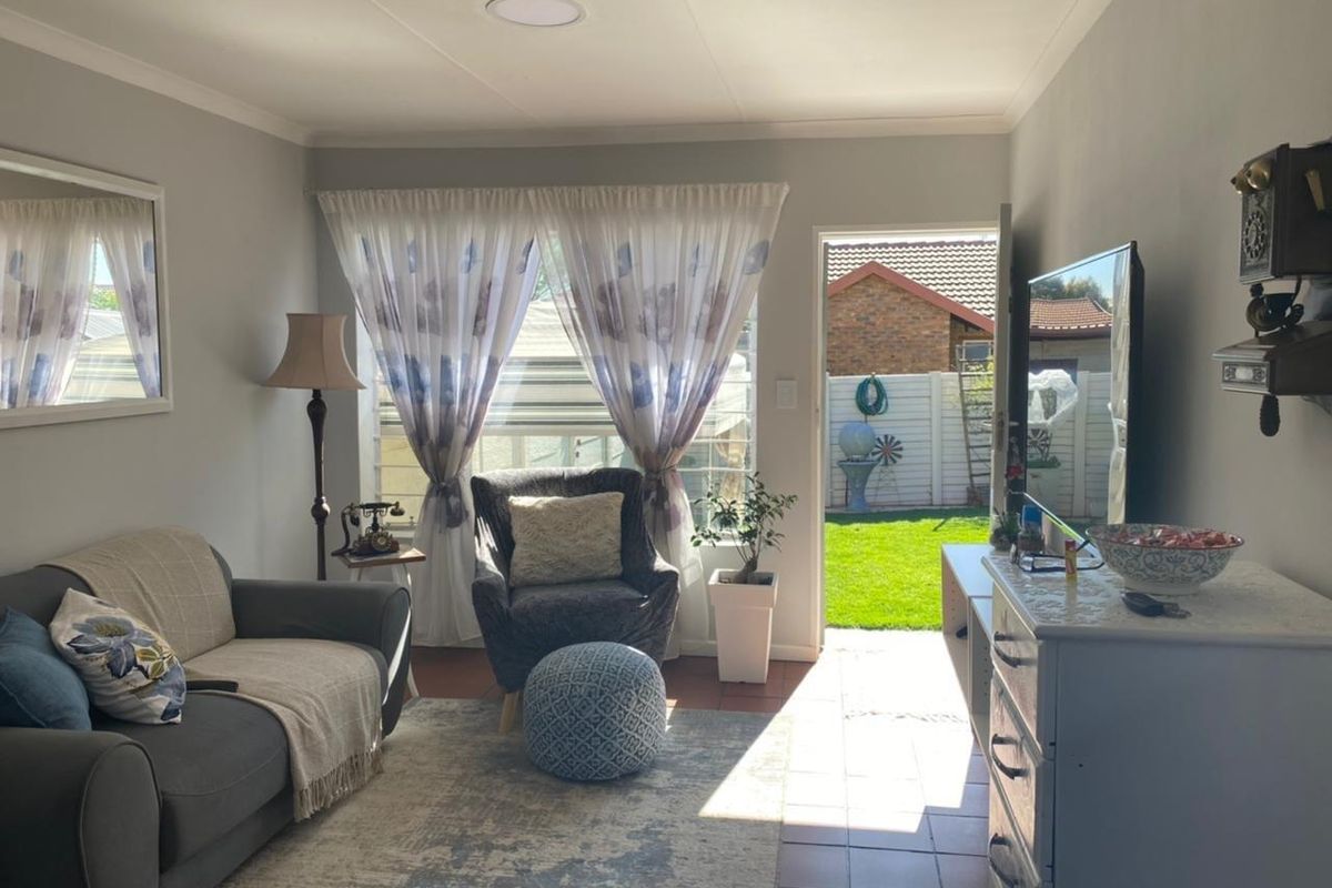 2 Bedroom with Private Garden and Covered Parking - Photo 5