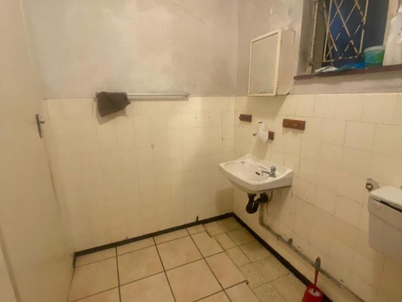 Charming 2Bedroom Apartment in the Heart of Montclair - Photo 8