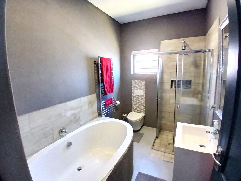 What a beautiful 2nd full Bathroom (with bath & shower).