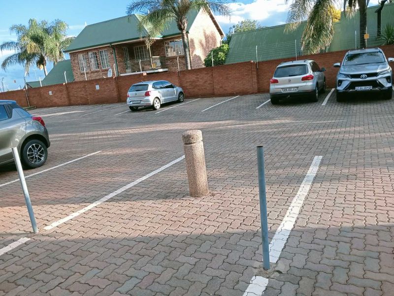 Spacious Top Unit To Rent. Available 1 August 2026 - Photo 5