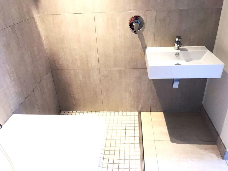 A beautifully freshly revamped 2-bedroom, 2-bathroom outside unit available for rental - Photo 9