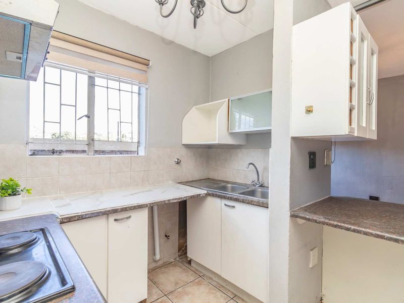 Secure, stylish Duplex Townhouse. - Photo 8
