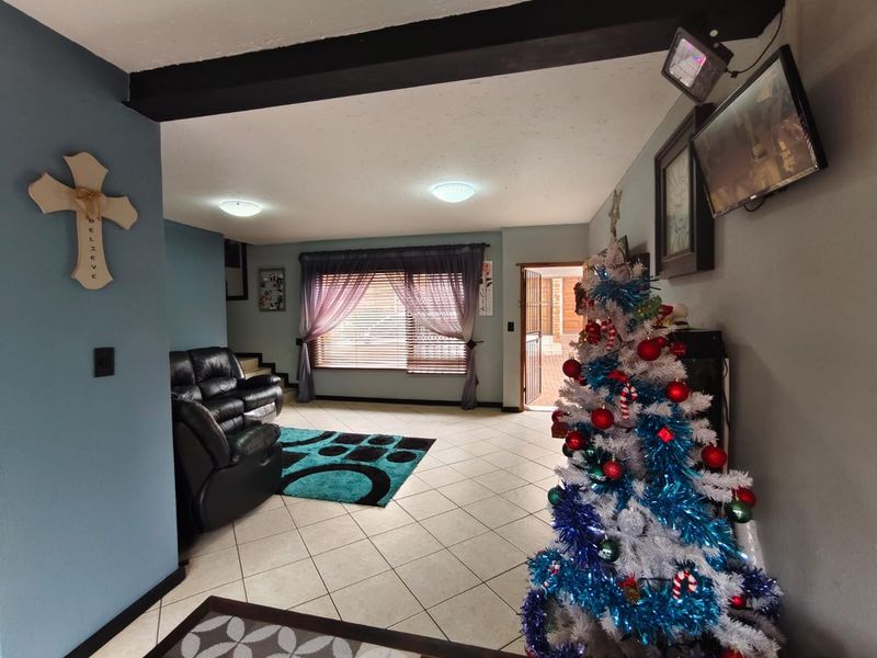 Double-Storey, Pet Friendly Unit with Private Garden and Modern Amenities - Photo 5