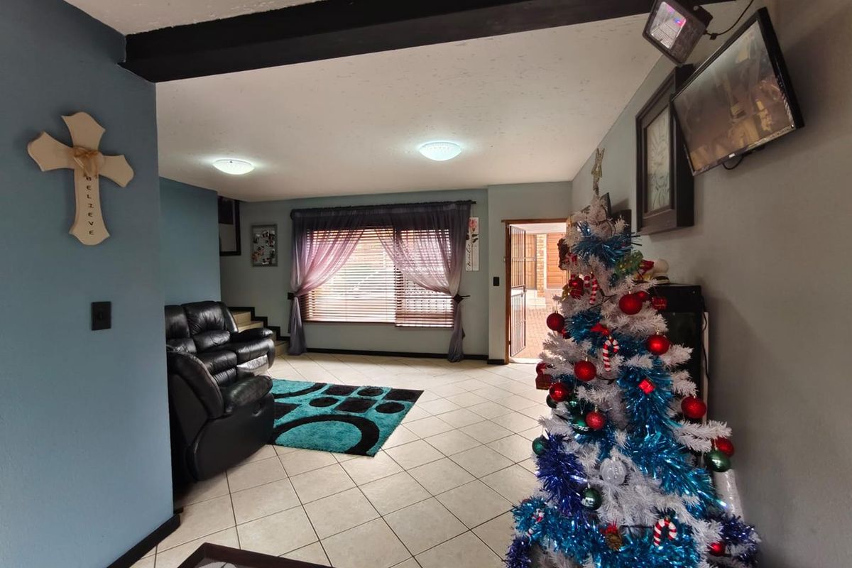 Double-Storey, Pet Friendly Unit with Private Garden and Modern Amenities - Photo 5