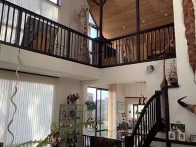 Sophisticated & High-end home designed by a celebrated architect (built by a celebrated developer) - Photo 8