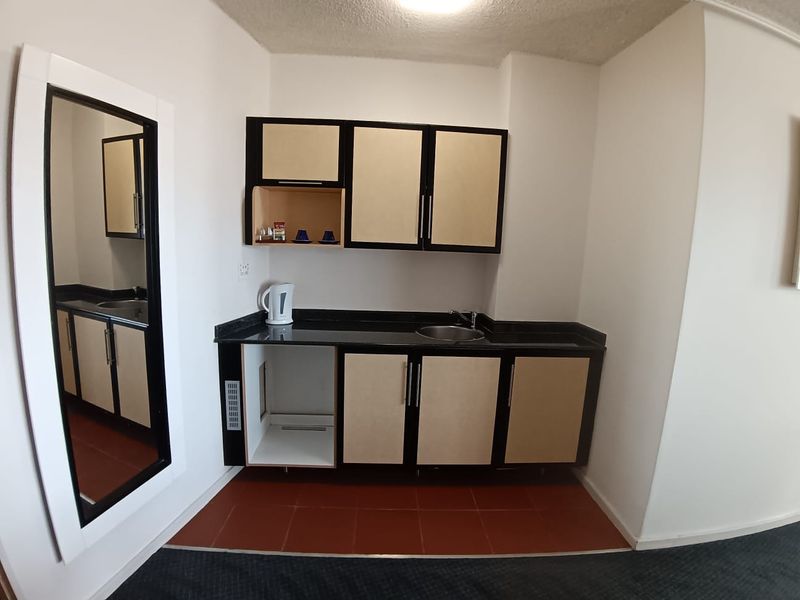 The Parktonian all suite 1 bedroom unit - Photo 6