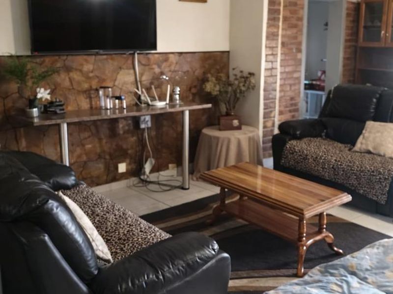 Family Home with Established Guesthouse – Great Investment Opportunity - Photo 4