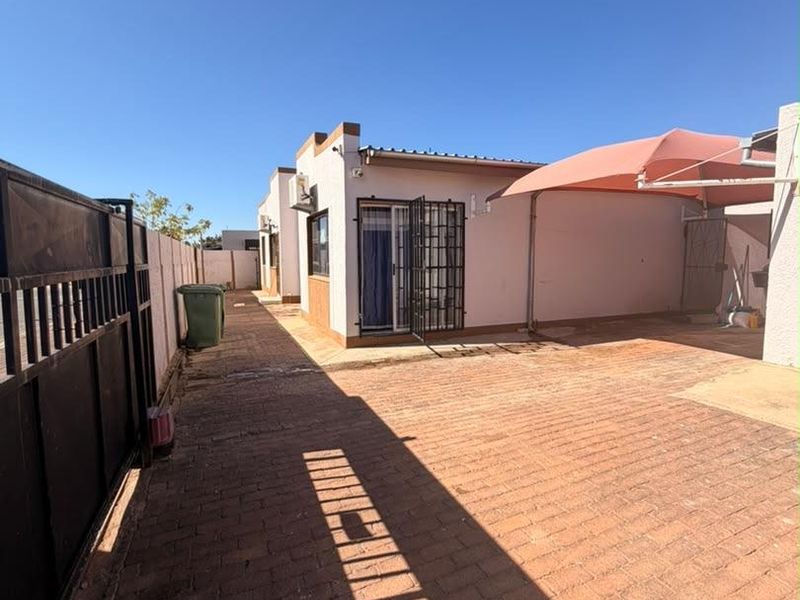 Corner house for sale - Photo 1