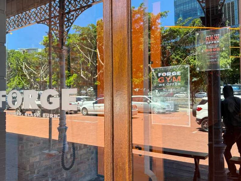 36m2 of retail space within a heated Hyrox gym ideal for fitness, chiropractors - Photo 6