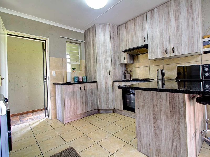Prime Location: Chic Apartment with En-Suite & Outdoor Braai! - Photo 5