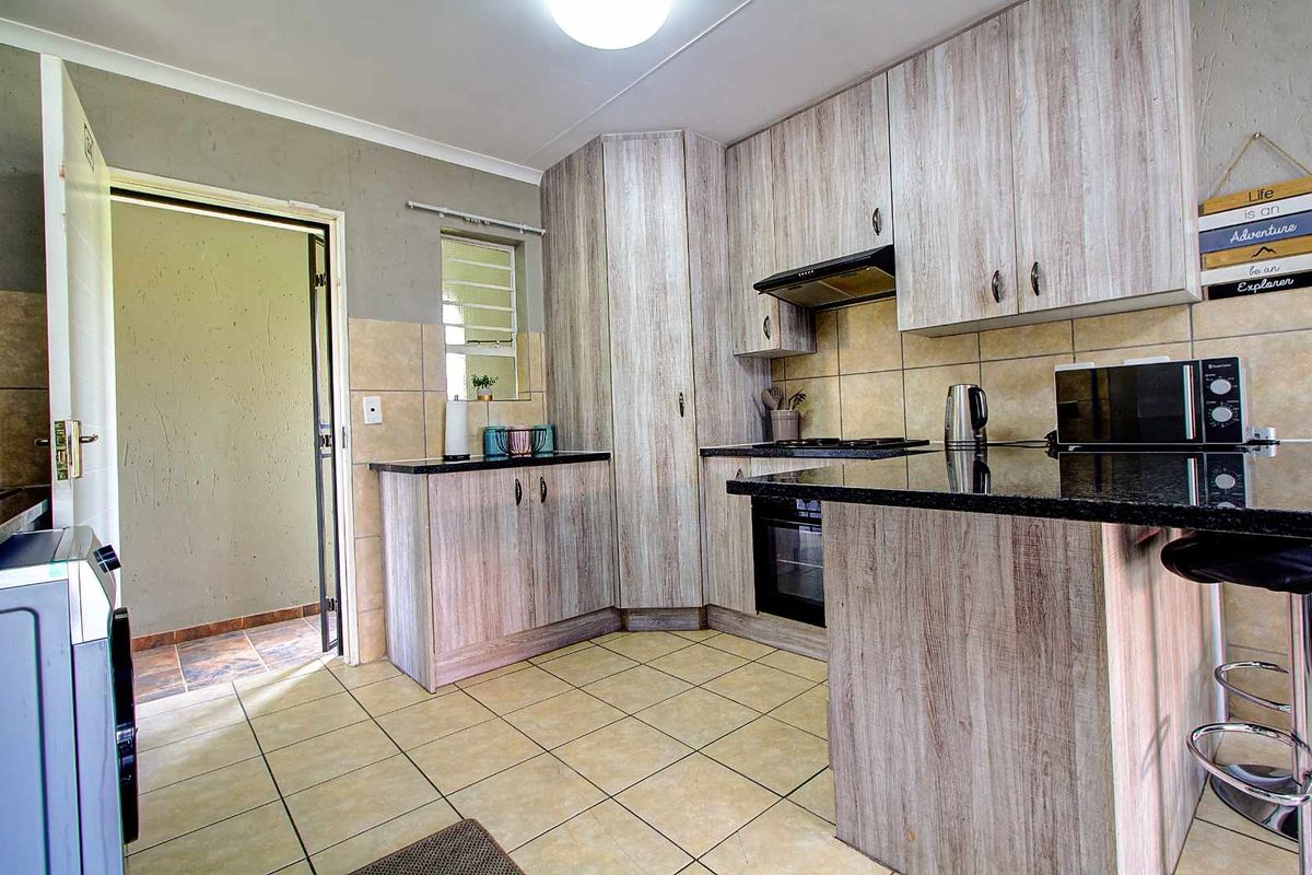 Prime Location: Chic Apartment with En-Suite & Outdoor Braai! - Photo 5
