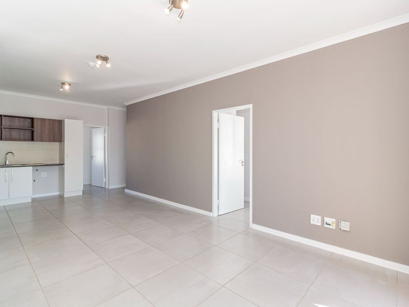 Sunny, Spacious, three bedroom Apartment on Ground Floor - Photo 5