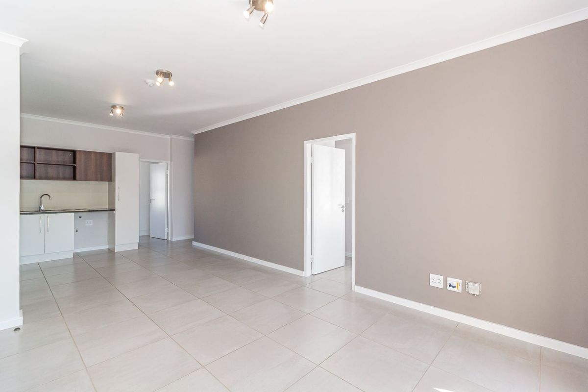 Sunny, Spacious, three bedroom Apartment on Ground Floor - Photo 5