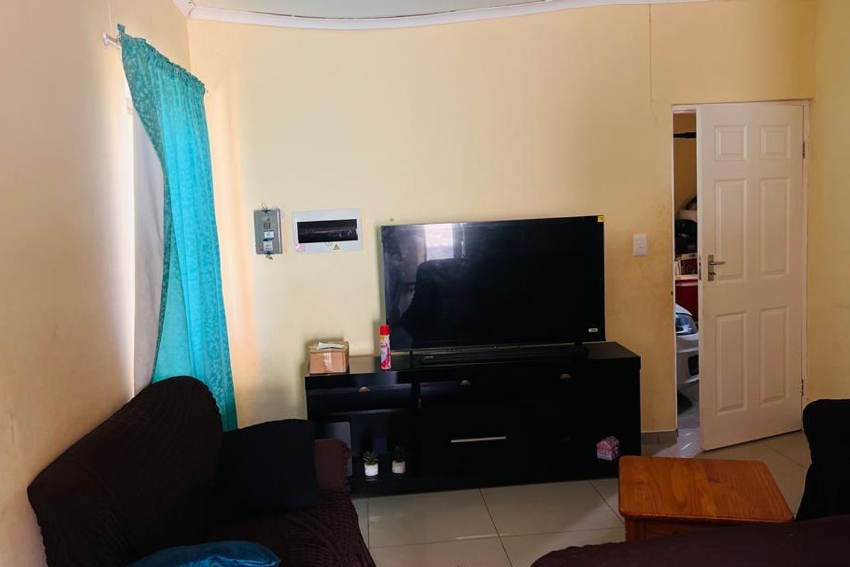 Two bedrooms house for sale in Arandis,  Selling Price N$620000 (cost excluded), erf size 450 sqm - Photo 5