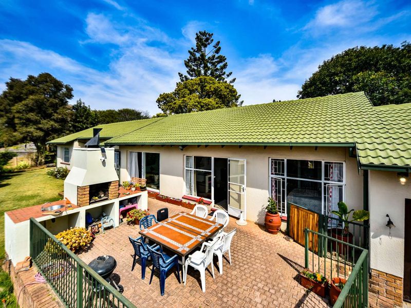 Three bedroom home with spacious flat - Garsfontein - Photo 2