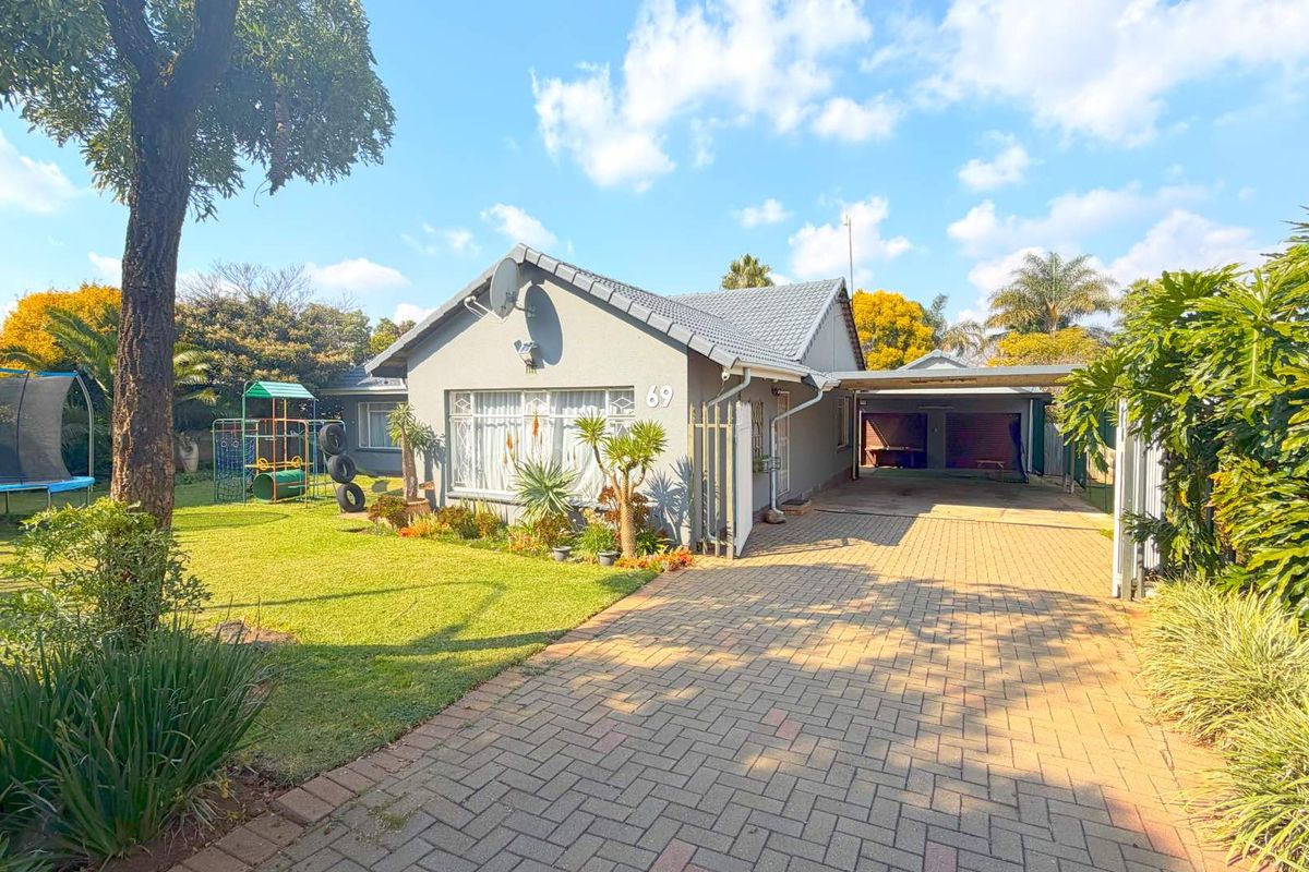 Comfortable Family Living in Prime Randhart – Space, Character & Potential - Photo 5