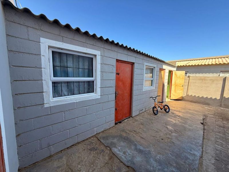 FOR SALE:4 bedrooms double story house plus 4 rental rooms for sale in Mondesa, Swakopmund , Selling price N$1270,000 cost included. Perfect for investment. - Photo 4
