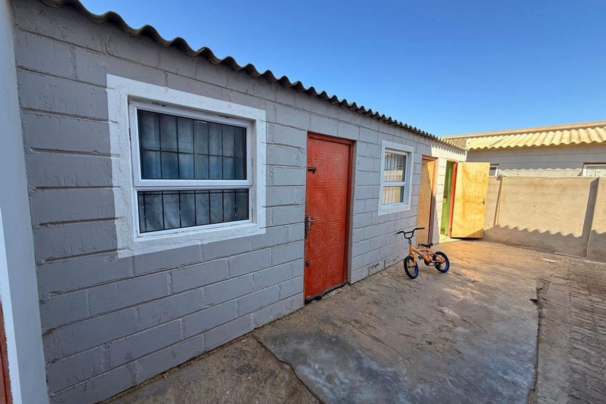 FOR SALE:4 bedrooms double story house plus 4 rental rooms for sale in Mondesa, Swakopmund , Selling price N$1270,000 cost included. Perfect for investment. - Photo 4